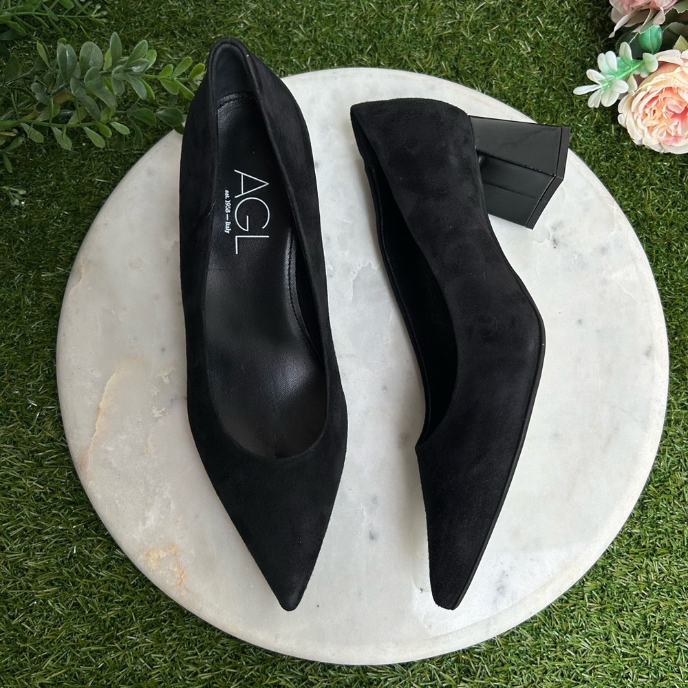 AGL women
Tracy Block Heel Pump black suede
$395 size 37.5 New - Picture 7 of 16